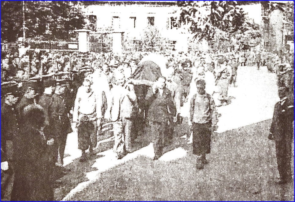 Le cercueil du Commandant Dumont arrive place Arnoux à Gap. Photo Marcel Barrès